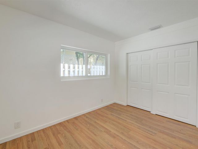Home for rent at 638 SW 5th Ave 1 - photo 5508710