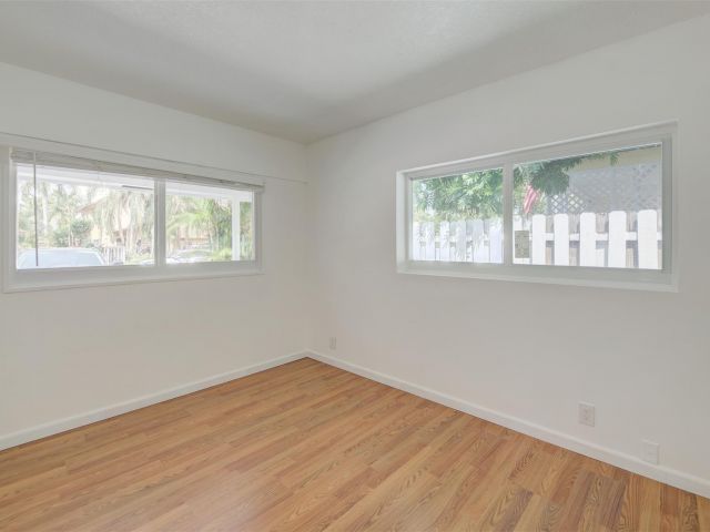 Home for rent at 638 SW 5th Ave 1 - photo 5508711