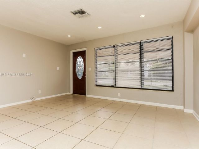 Home for rent at 2550 NE 8th Ter - photo 5509722