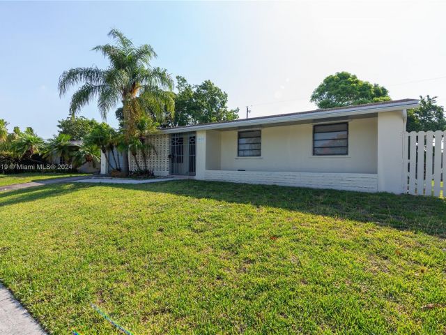 Home for rent at 16221 SW 102nd Ave - photo 5500879