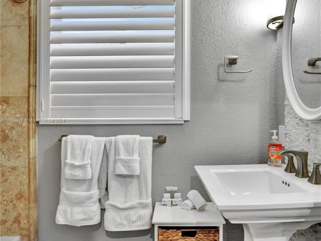 Home for rent at 480 SE 15th Ave - photo 5503267