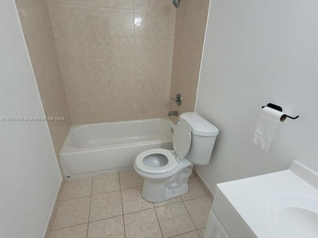 Home for rent at 21383 NE 8th Ct 4 - photo 5507843