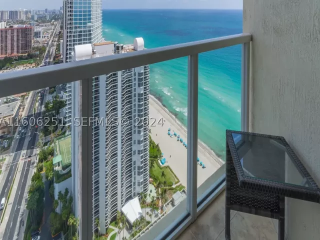 2-bedroom condo for rent in Sunny Isles Beach - 16699 Collins Ave(avlbnow) 3707 - MondialRealty