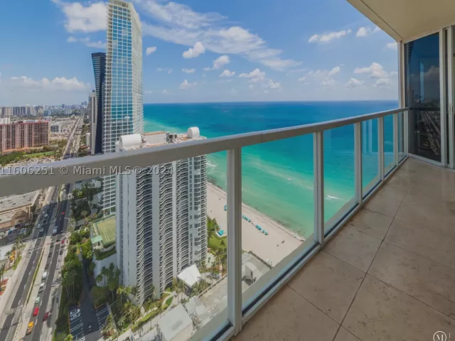 2-bedroom condo for rent in Sunny Isles Beach - 16699 Collins Ave(avlbnow) 3707 - MondialRealty