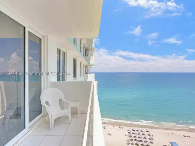 2-bedroom condo for rent in Hollywood - 3725 S OCEAN DR 1506 - MondialRealty