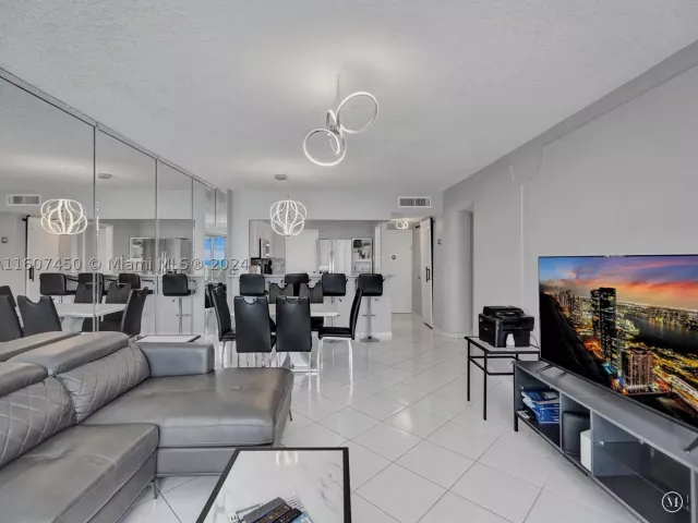 2-bedroom condo for rent in Hollywood - 3725 S OCEAN DR 1506 - MondialRealty