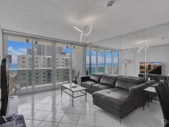 2-bedroom condo for rent in Hollywood - 3725 S OCEAN DR 1506 - MondialRealty
