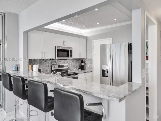 2-bedroom condo for rent in Hollywood - 3725 S OCEAN DR 1506 - MondialRealty