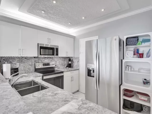 2-bedroom condo for rent in Hollywood - 3725 S OCEAN DR 1506 - MondialRealty