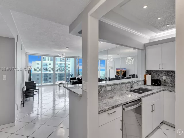 2-bedroom condo for rent in Hollywood - 3725 S OCEAN DR 1506 - MondialRealty