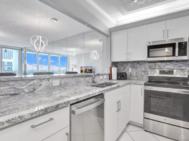 2-bedroom condo for rent in Hollywood - 3725 S OCEAN DR 1506 - MondialRealty