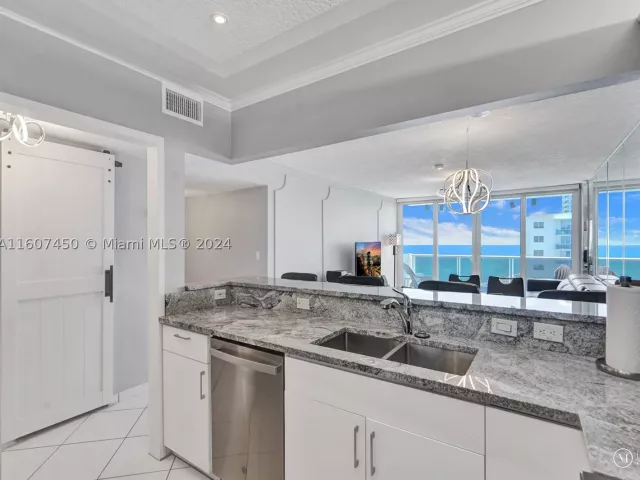 2-bedroom condo for rent in Hollywood - 3725 S OCEAN DR 1506 - MondialRealty