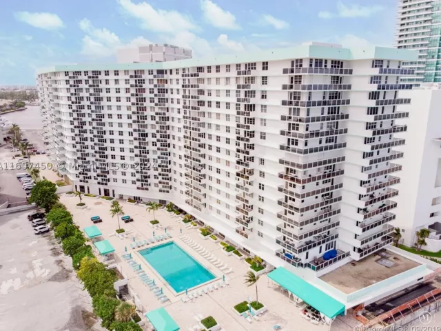 2-bedroom condo for rent in Hollywood - 3725 S OCEAN DR 1506 - MondialRealty
