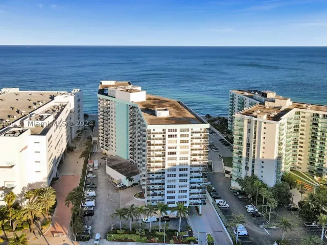 2-bedroom condo for rent in Hollywood - 3725 S OCEAN DR 1506 - MondialRealty