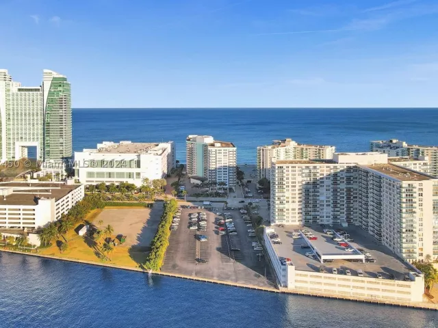 2-bedroom condo for rent in Hollywood - 3725 S OCEAN DR 1506 - MondialRealty
