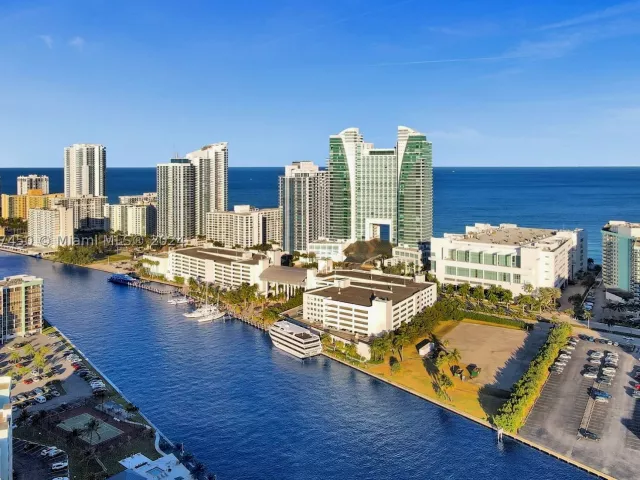 2-bedroom condo for rent in Hollywood - 3725 S OCEAN DR 1506 - MondialRealty