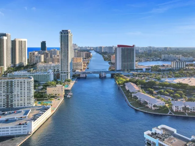 2-bedroom condo for rent in Hollywood - 3725 S OCEAN DR 1506 - MondialRealty
