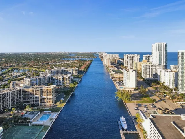 2-bedroom condo for rent in Hollywood - 3725 S OCEAN DR 1506 - MondialRealty