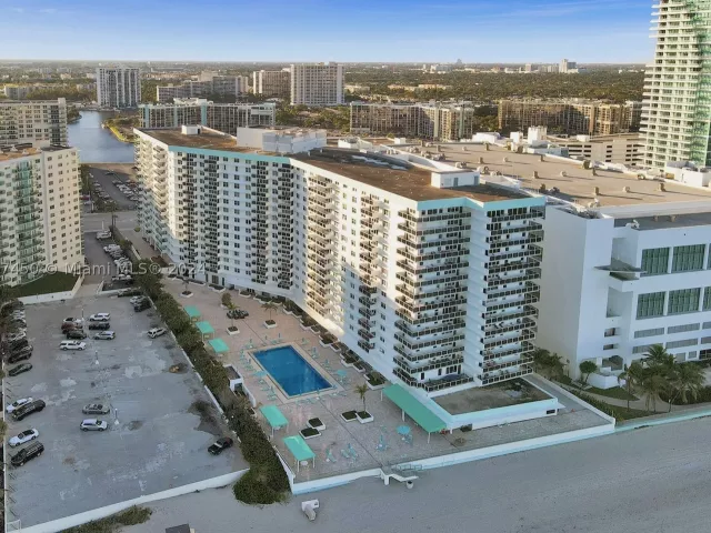2-bedroom condo for rent in Hollywood - 3725 S OCEAN DR 1506 - MondialRealty