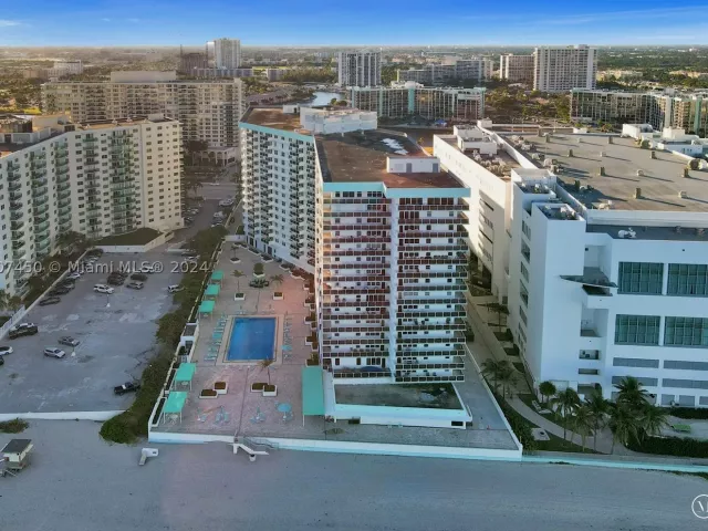 2-bedroom condo for rent in Hollywood - 3725 S OCEAN DR 1506 - MondialRealty