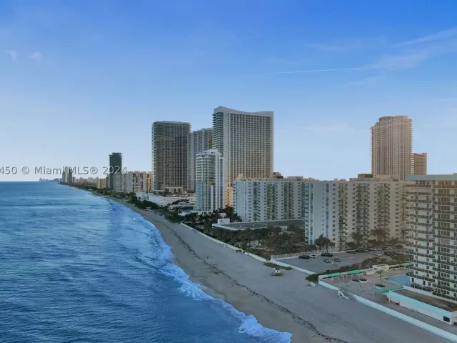 2-bedroom condo for rent in Hollywood - 3725 S OCEAN DR 1506 - MondialRealty