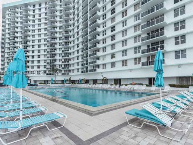 2-bedroom condo for rent in Hollywood - 3725 S OCEAN DR 1506 - MondialRealty