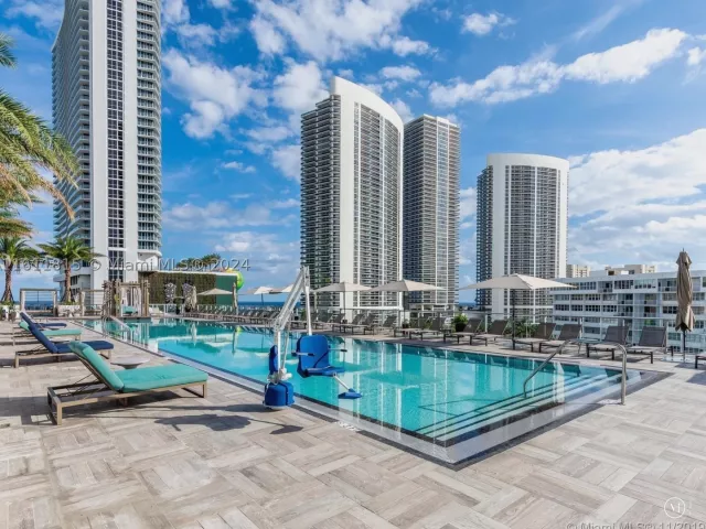2-bedroom condo for sale in Hollywood -  - MondialRealty