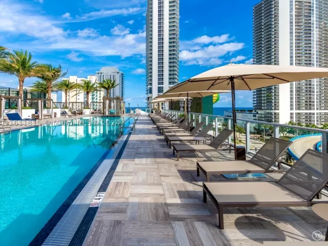 2-bedroom condo for sale in Hollywood -  - MondialRealty