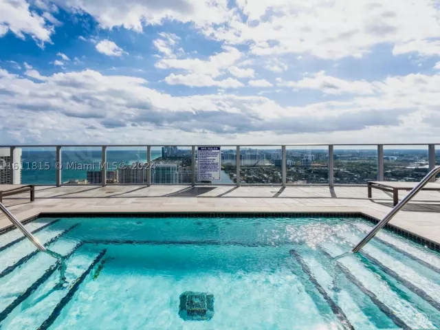 2-bedroom condo for sale in Hollywood -  - MondialRealty