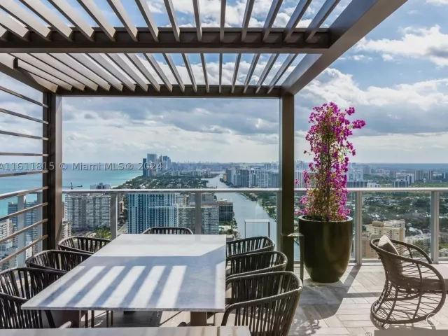 2-bedroom condo for sale in Hollywood -  - MondialRealty
