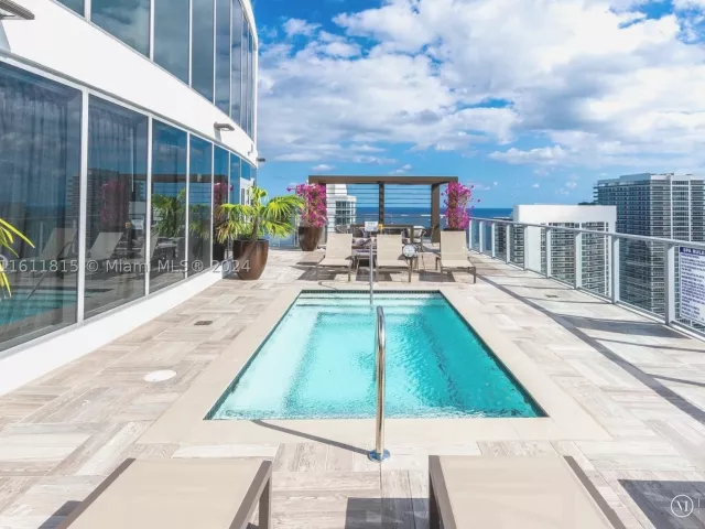 2-bedroom condo for sale in Hollywood -  - MondialRealty