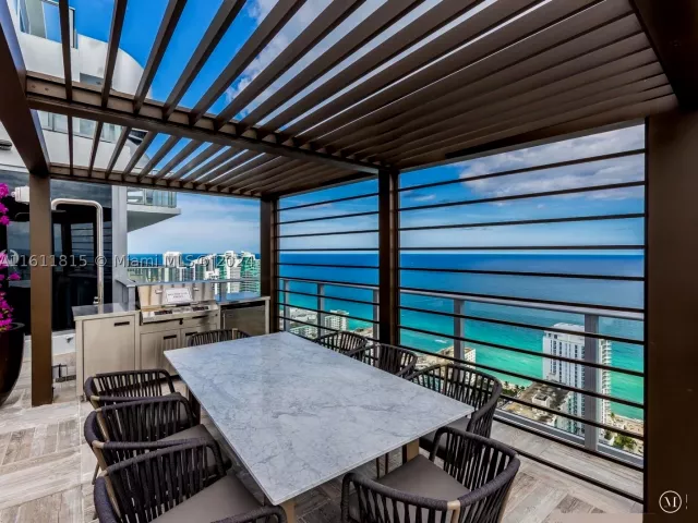 2-bedroom condo for sale in Hollywood -  - MondialRealty