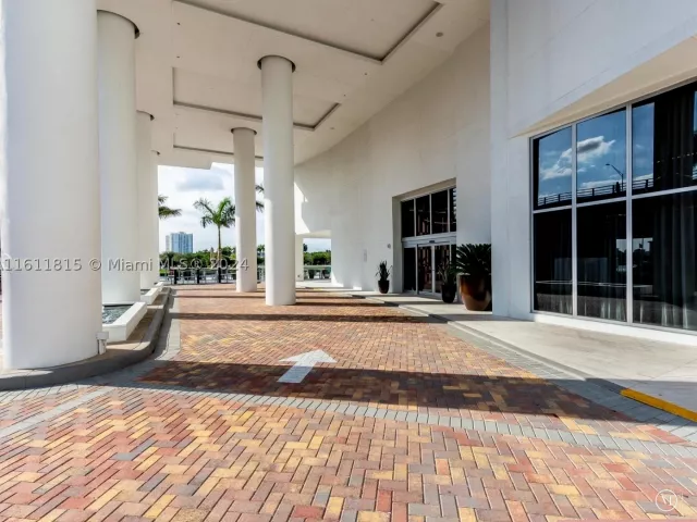 2-bedroom condo for sale in Hollywood -  - MondialRealty