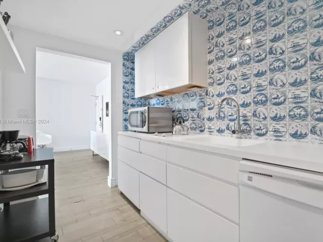 2-bedroom condo for sale in Miami Beach - 1100 West Ave 1626 - MondialRealty