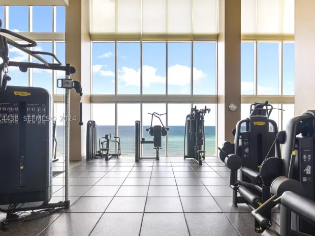1-bedroom condo for sale in Hallandale Beach - 1830 S OCEAN DR 4409 - MondialRealty