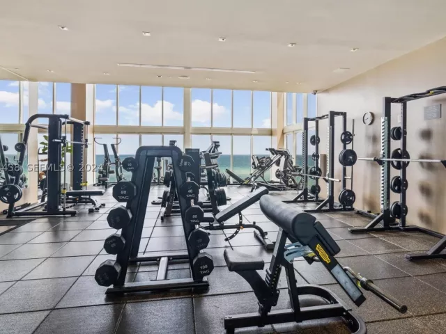 1-bedroom condo for sale in Hallandale Beach - 1830 S OCEAN DR 4409 - MondialRealty