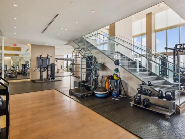 1-bedroom condo for sale in Hallandale Beach - 1830 S OCEAN DR 4409 - MondialRealty