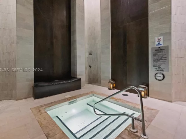 1-bedroom condo for sale in Hallandale Beach - 1830 S OCEAN DR 4409 - MondialRealty