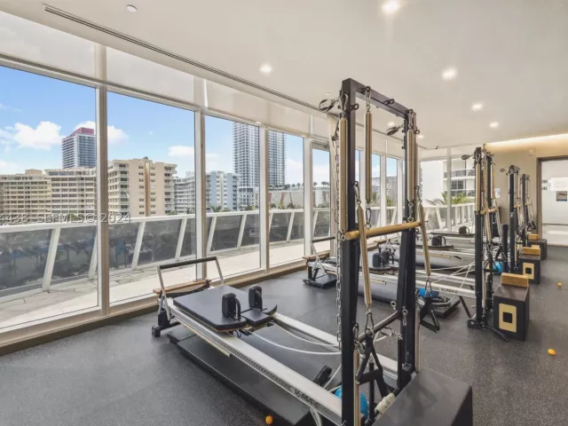 1-bedroom condo for sale in Hallandale Beach - 1830 S OCEAN DR 4409 - MondialRealty