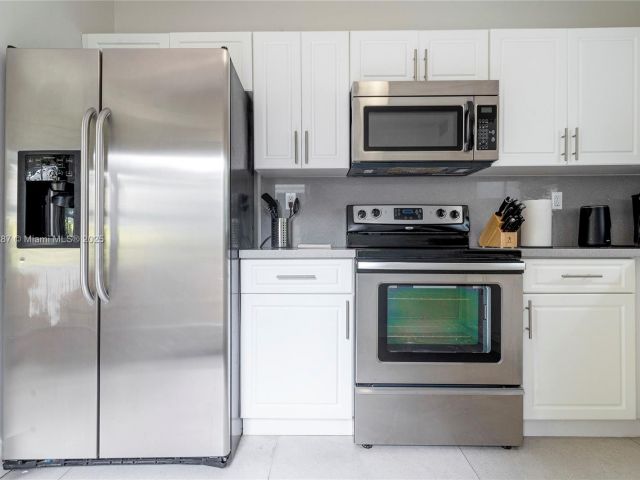 Home for rent at 968 NE 80th St - photo 5930382