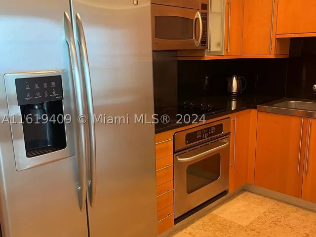 1-bedroom condo for rent in Miami Beach - 6365 Collins Ave 2610 - MondialRealty