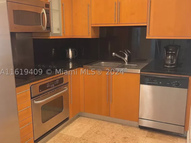 1-bedroom condo for rent in Miami Beach - 6365 Collins Ave 2610 - MondialRealty