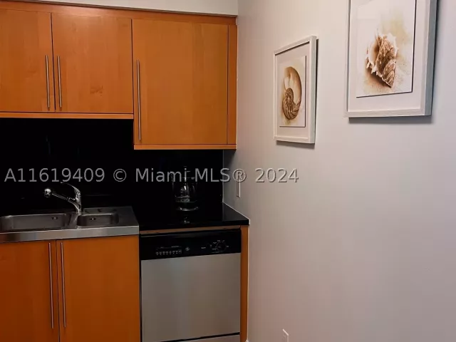 1-bedroom condo for rent in Miami Beach - 6365 Collins Ave 2610 - MondialRealty