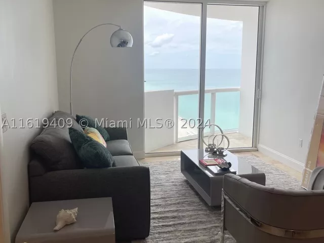 1-bedroom condo for rent in Miami Beach - 6365 Collins Ave 2610 - MondialRealty