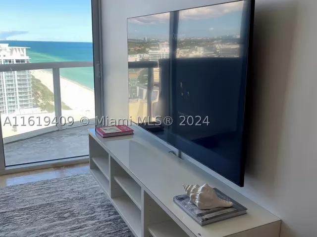 1-bedroom condo for rent in Miami Beach - 6365 Collins Ave 2610 - MondialRealty