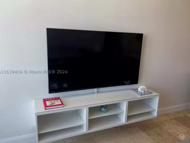 1-bedroom condo for rent in Miami Beach - 6365 Collins Ave 2610 - MondialRealty