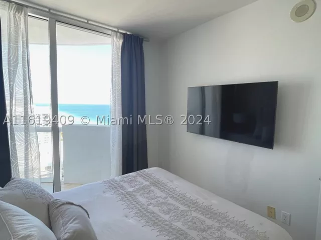 1-bedroom condo for rent in Miami Beach - 6365 Collins Ave 2610 - MondialRealty