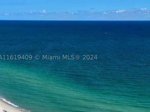 1-bedroom condo for rent in Miami Beach - 6365 Collins Ave 2610 - MondialRealty