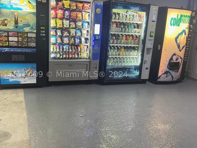 1-bedroom condo for rent in Miami Beach - 6365 Collins Ave 2610 - MondialRealty