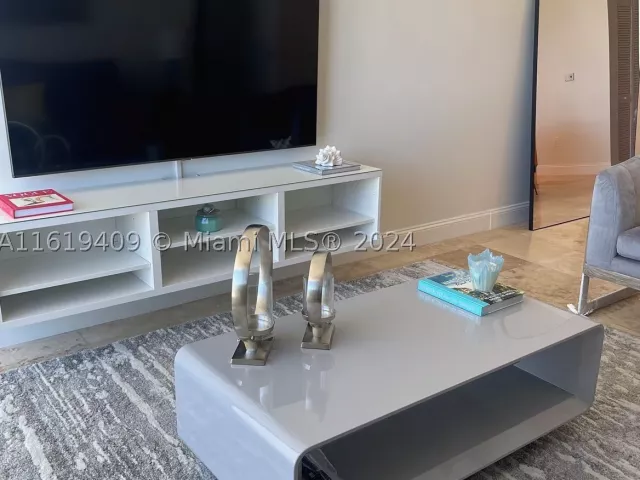 1-bedroom condo for rent in Miami Beach - 6365 Collins Ave 2610 - MondialRealty